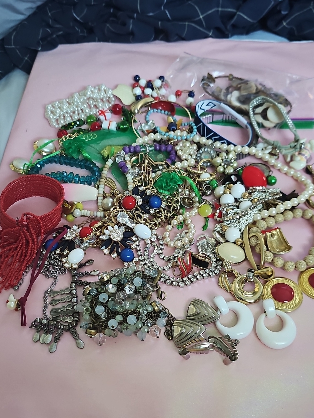 1.13 Pound Of Jewlery For Crafting And Repair Multicolor Beaded & Metal Pieces